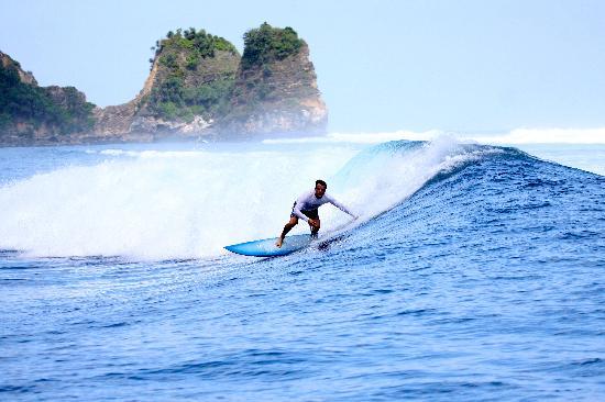 Surfing nihi sumba